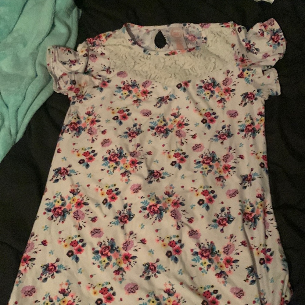 Selling white flower shirt for 8$